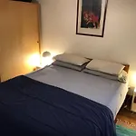 Monoambiente con baño privado y cocineta dentro de casa